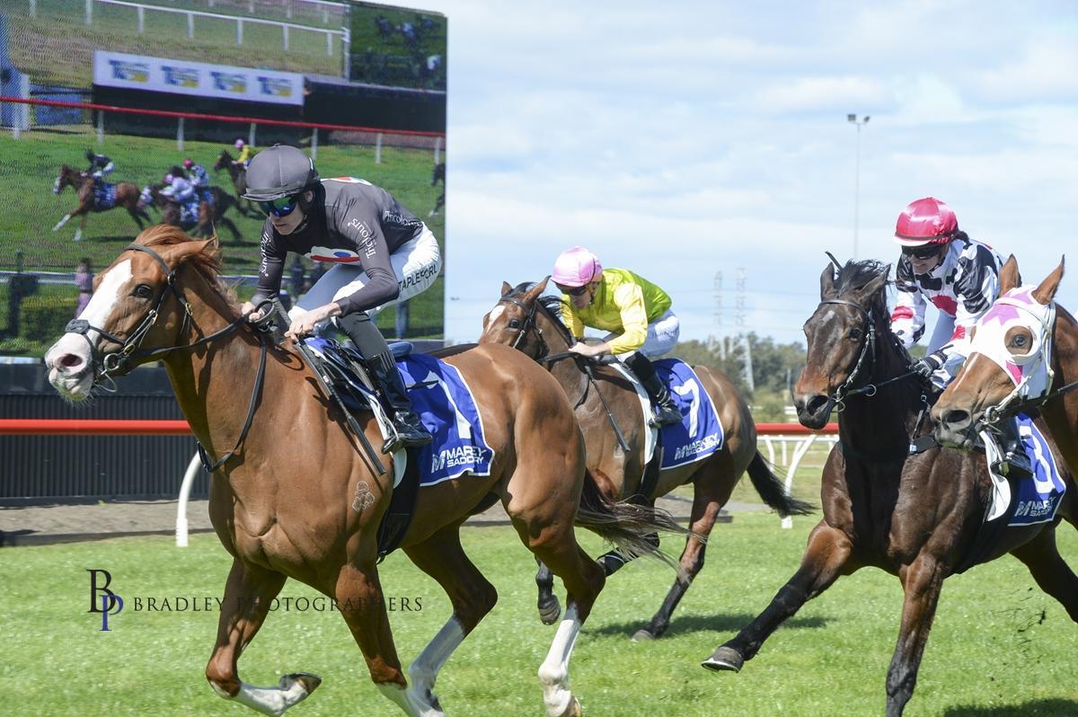 OUR SUPERMODEL - AUTUMN BLONDE - BREAKS THROUGH AT KEMBLA