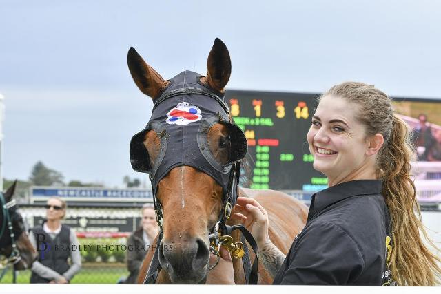 OUR CLASSY STAYER BEARINGS DIGS DEEP FOR AN OUTSTANDING WIN AT NEWY !